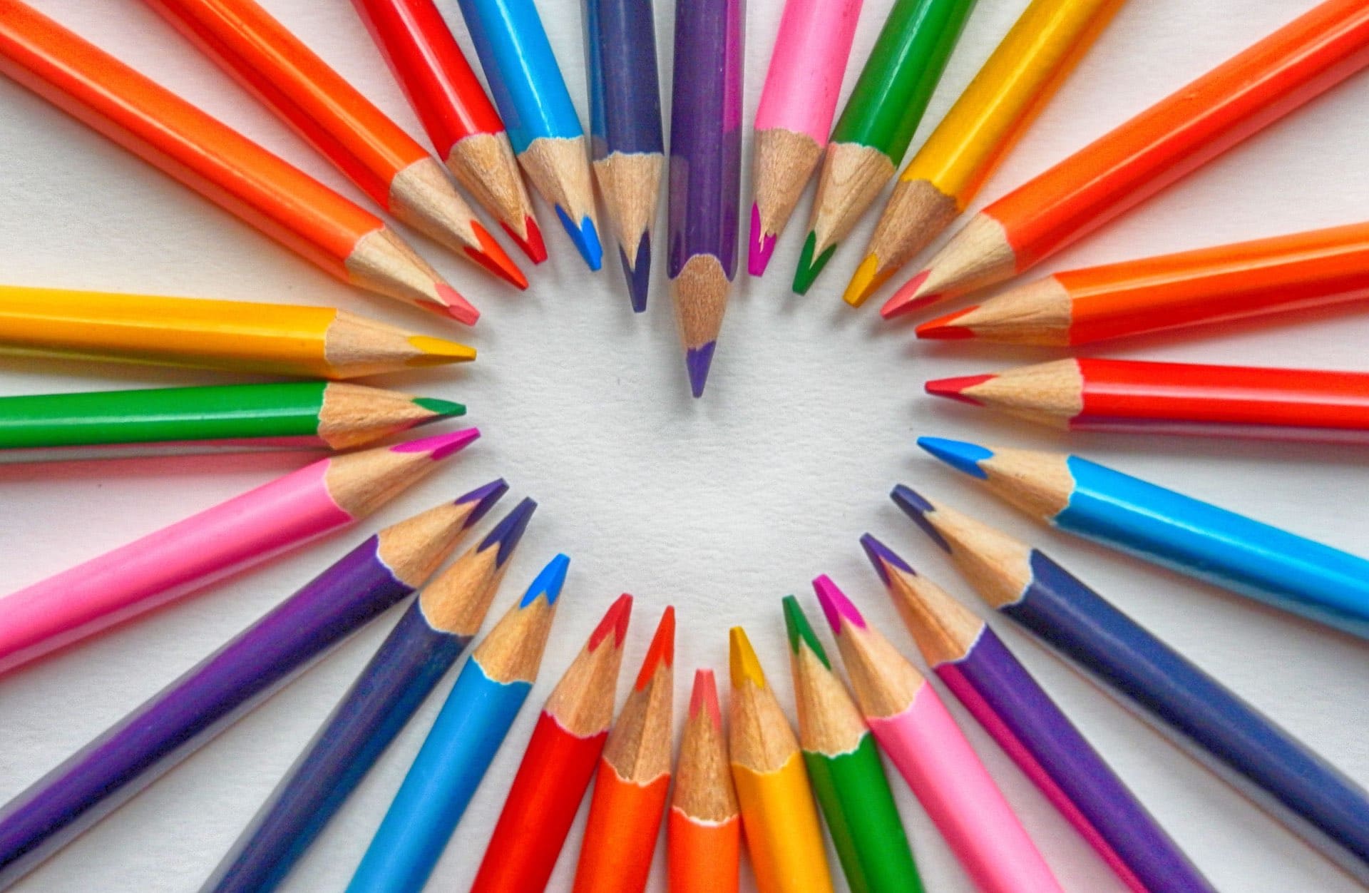 Crayons de couleurs formant un coeur