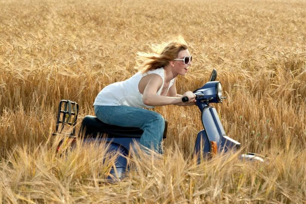 Femme heureuse sur un scooter après sa psychothérapie à Rennes