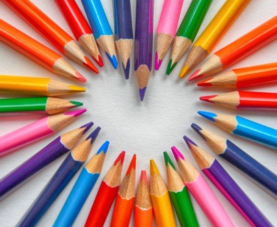 Crayons de couleurs formant un coeur